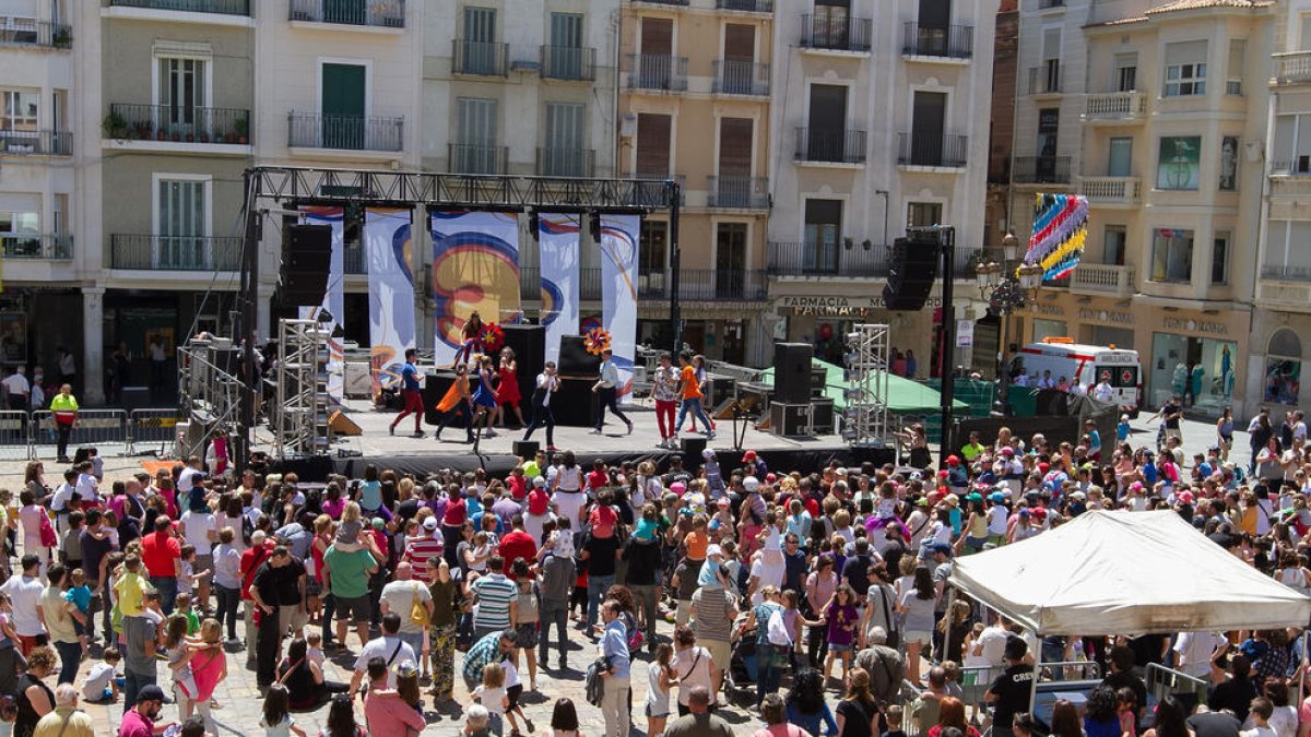 El Club Super 3 llena la plaza del Mercadal