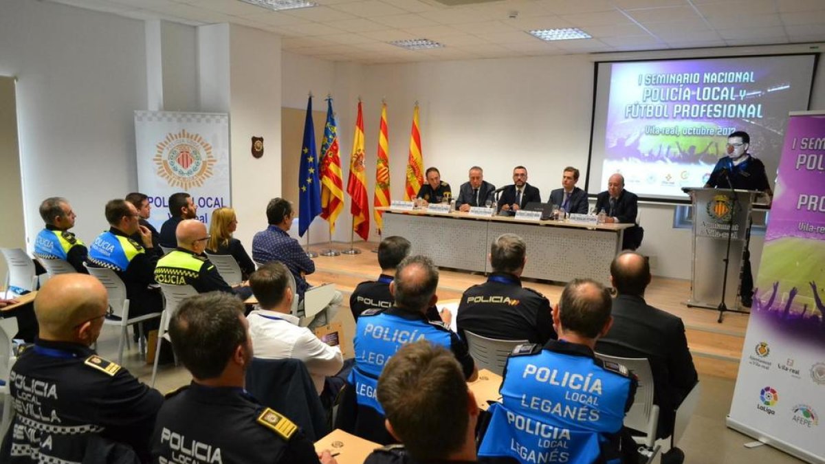 La Guàrdia Urbana de Reus participa en un seminari de policies locals i futbol professional
