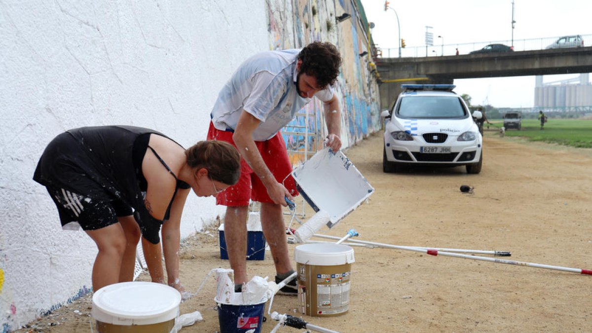 La Guàrdia Urbana interromp la pintada d'un mural d'Òmnium i l'ANC