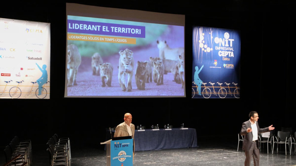 Lideratges sòlids en temps líquids. Liderant el territori