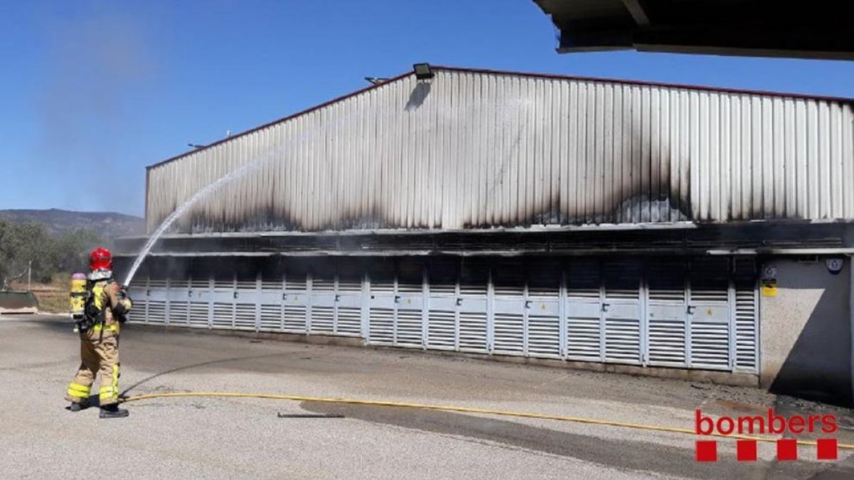 Crema un magatzem industrial a la Sénia