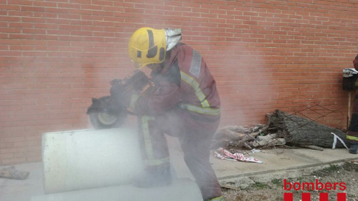 Els Bombers practiquen com tallar pedra a l'Hospitalet de l'Infant