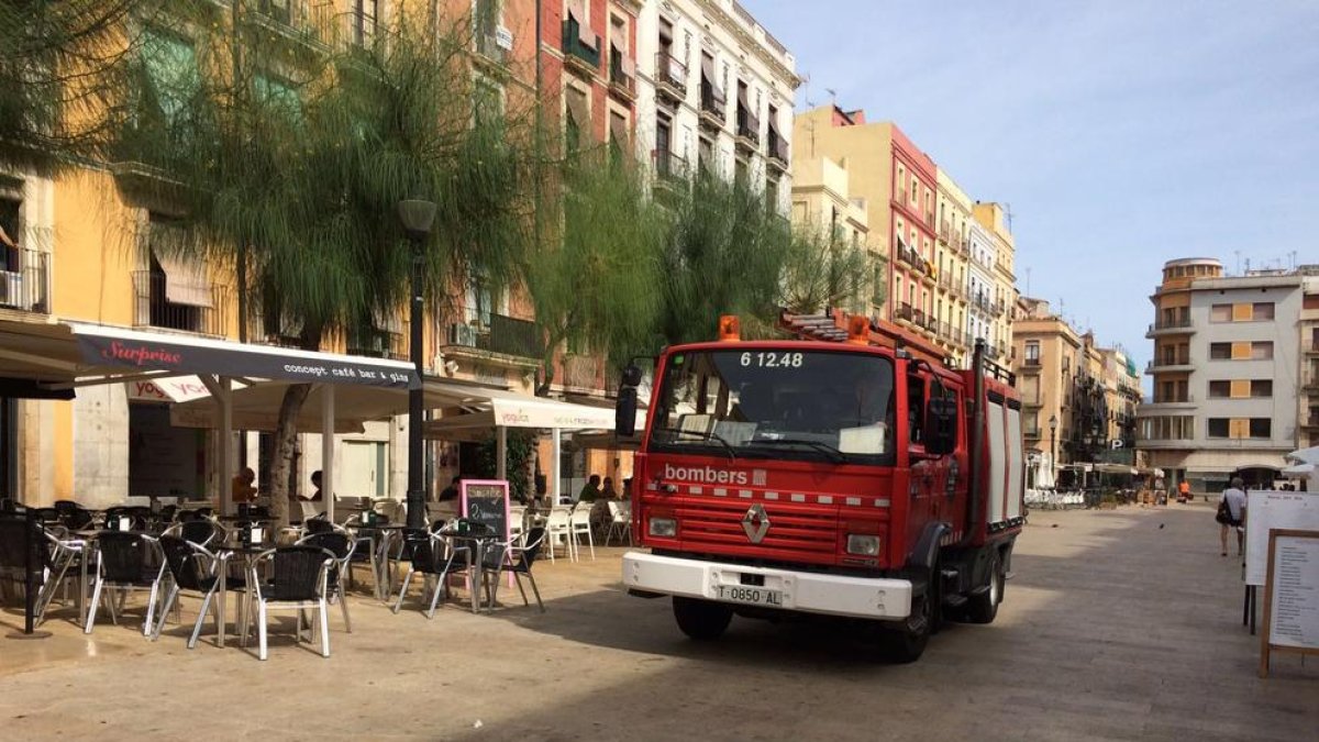 Es declara un petit incendi en un local de la plaça de la Font