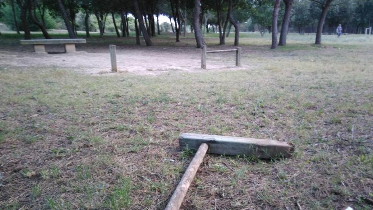 Los vecinos denuncian la degradación del parque de la Muntanyeta