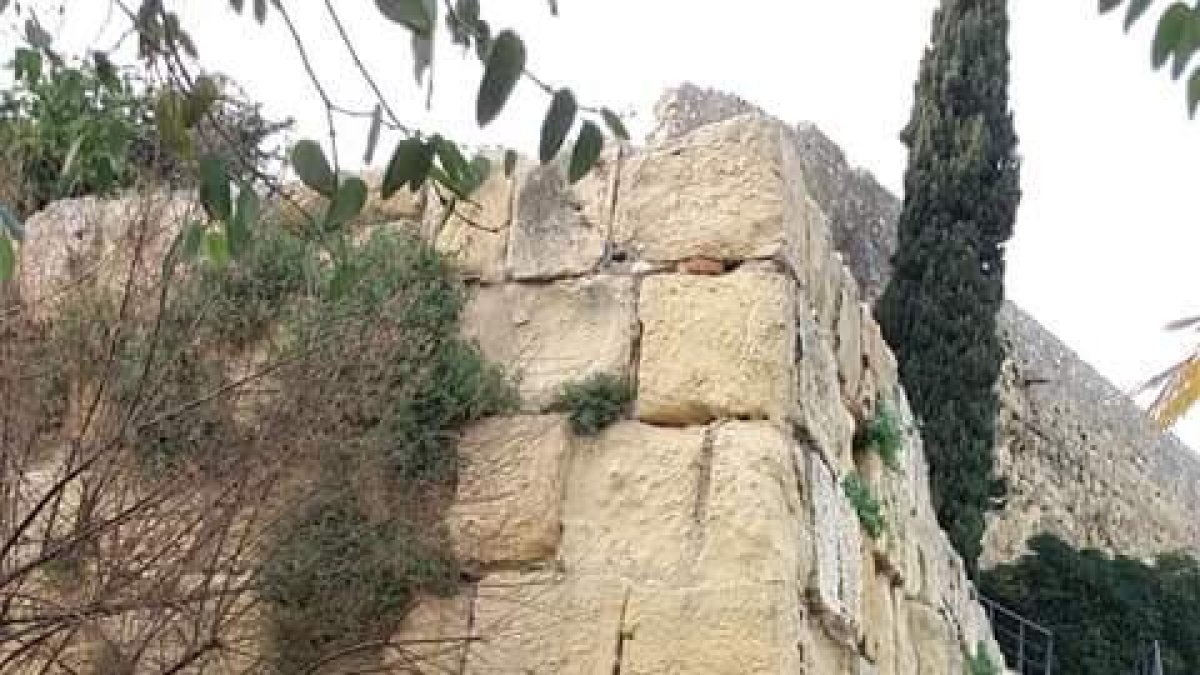 Ballesteros pide que no «quede impune» la pintada al fortín de Sant Antoni