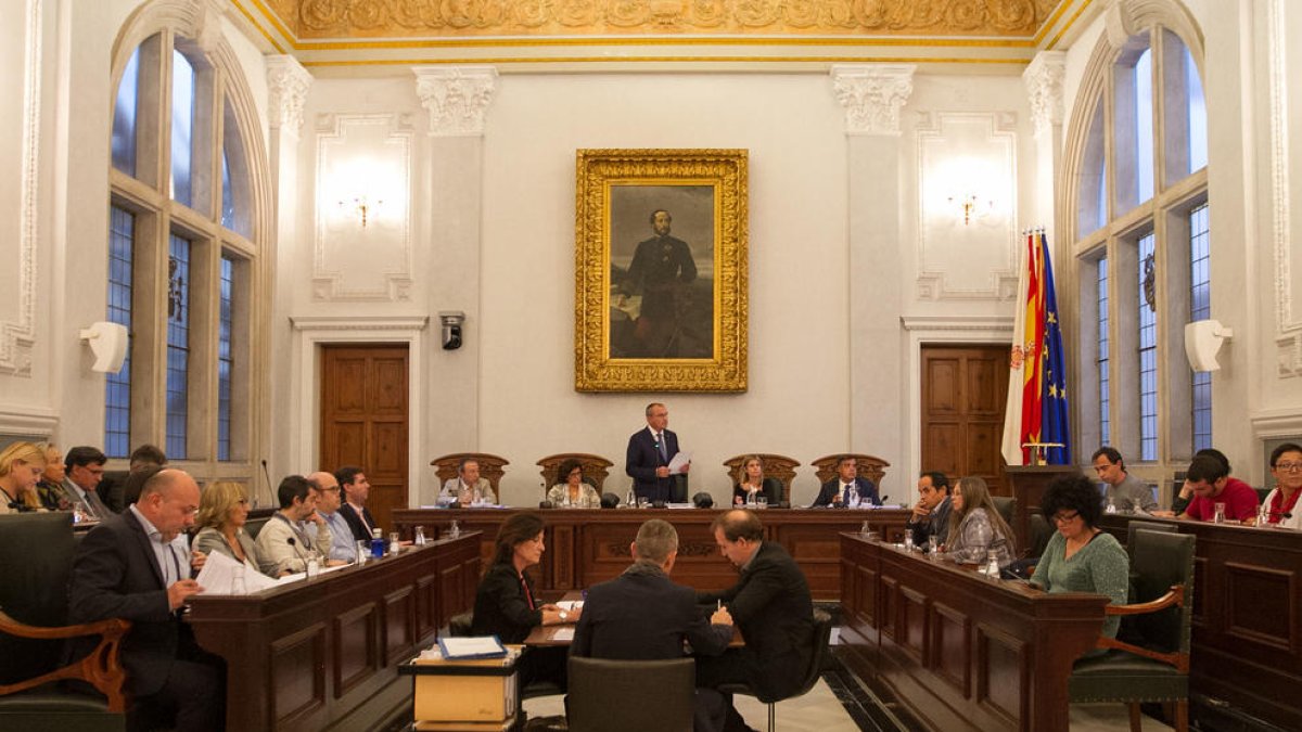 El pleno municipal aprueba revisar los usos de los edificios eclesiàtics locales