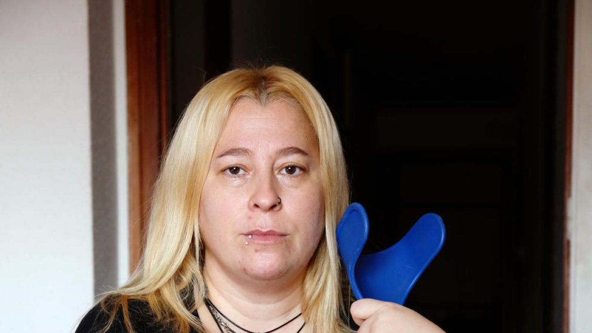 «Els mercenaris de la salut m'han deixat invàlida per toda la vida»