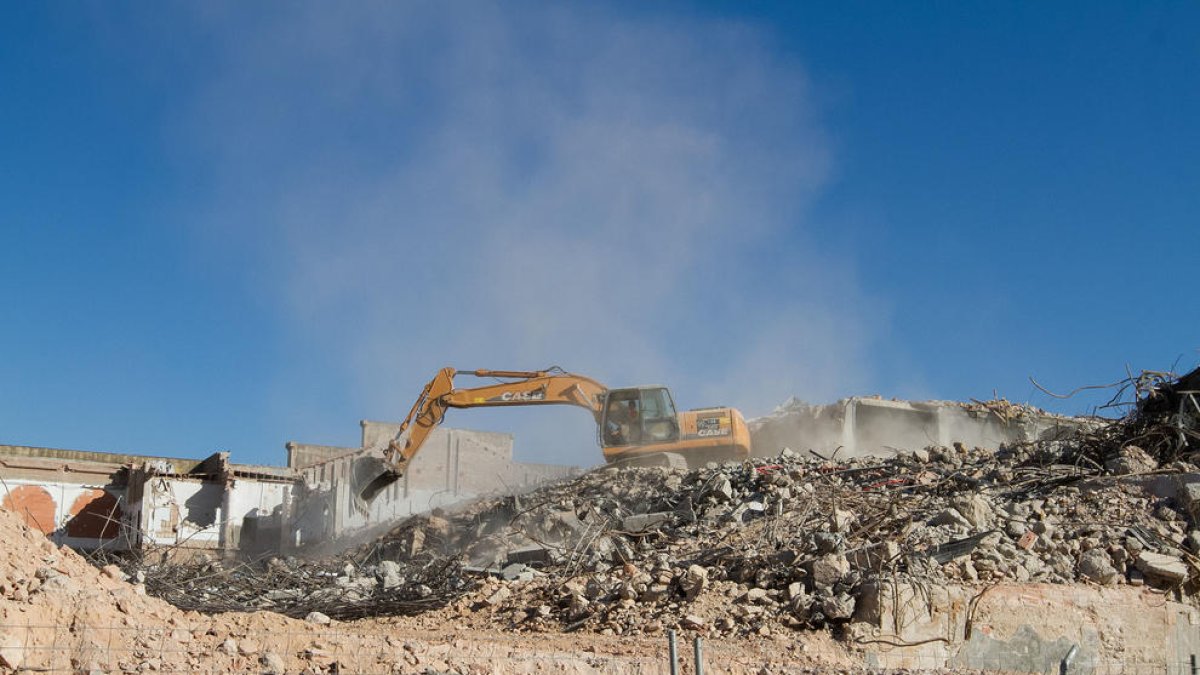 Els veïns de la Sedera denuncien que l'enderroc genera núvols de pols