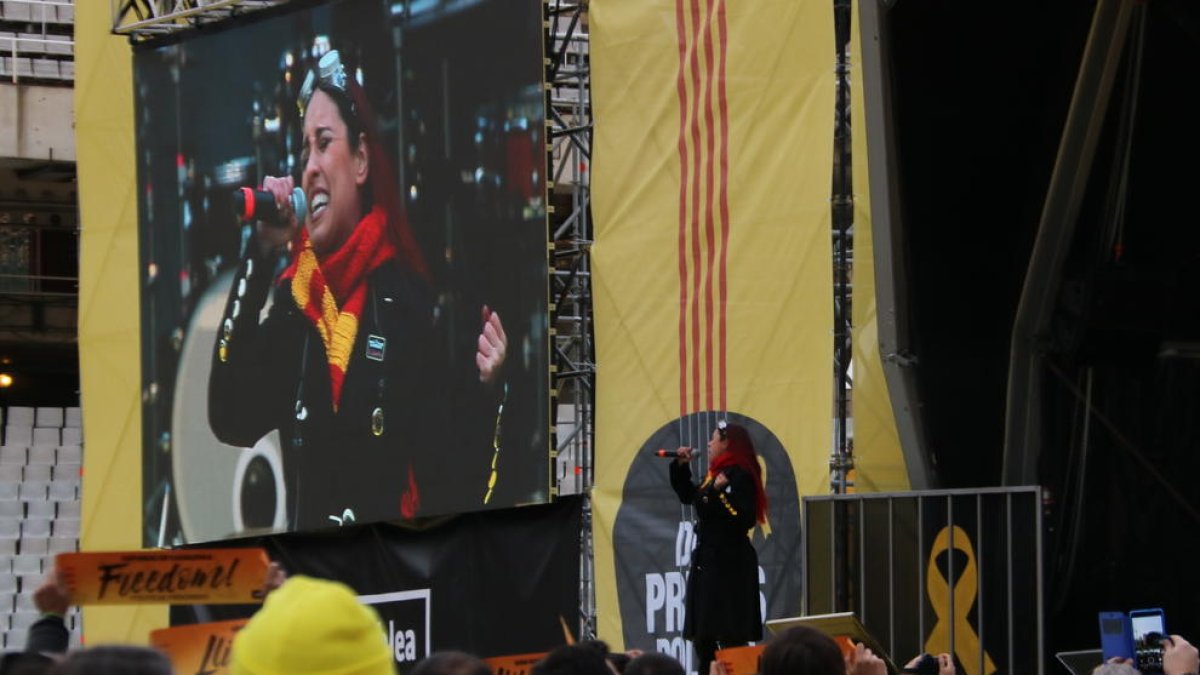 'Els Segadors' en versión heavy metal empieza el concierto para la Libertad en el Estadio Olímpico