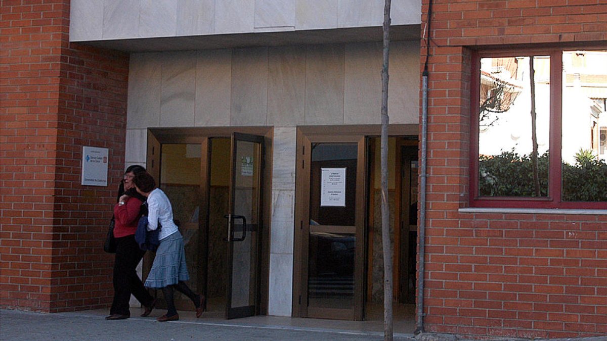 Denuncien que al CAP la Granja no van atendre d'urgència una dona sense targeta sanitària