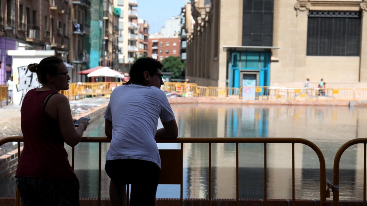 La plaça Corsini es converteix en una piscina davant la sorpresa dels vianants