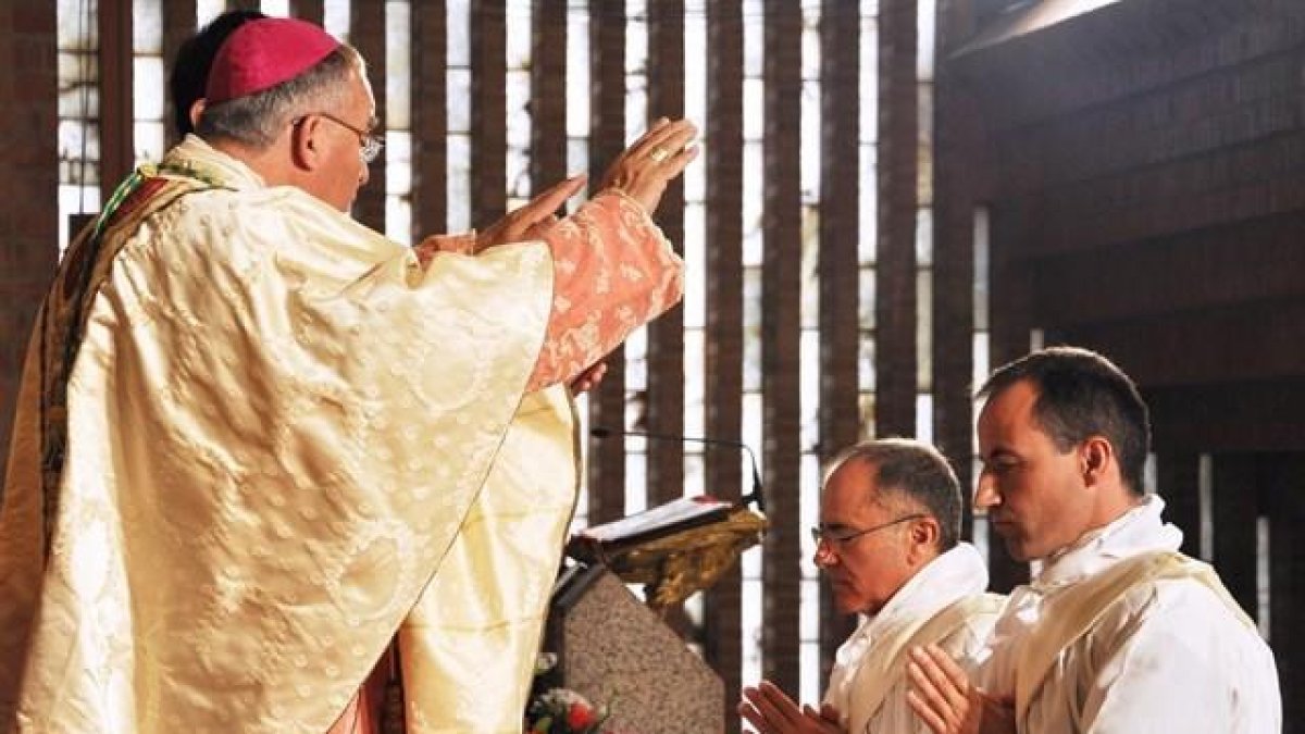 El Arzobispo ordena dos diáconos del Opus en Huesca