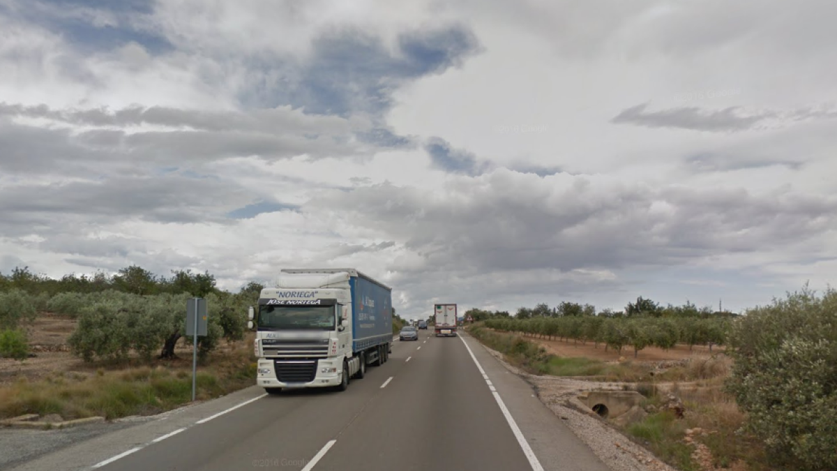 Dos heridos graves en un accidente entre un coche y un camión en Sant Carles de la Ràpita