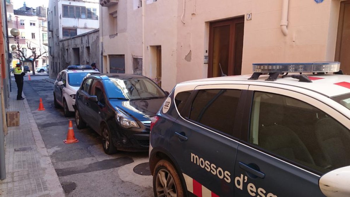 El despliegue policial en la calle Priorat de Valls este martes.