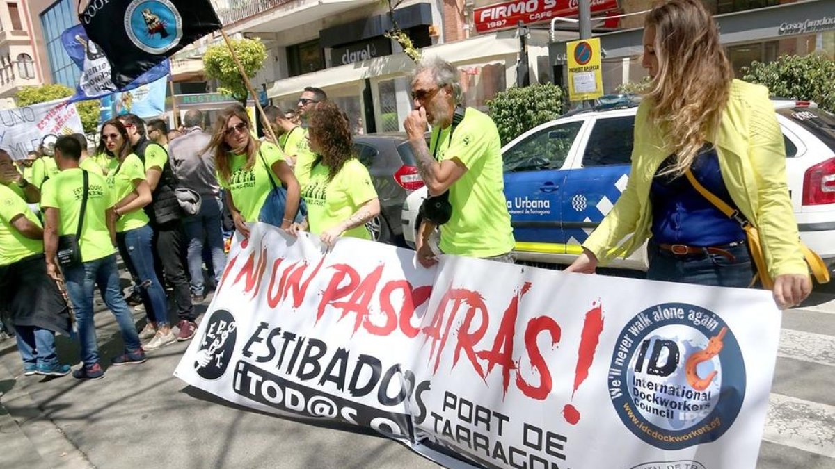 Els estibadors deixaran sense activitat els ports durant tres dies de la pròxima setmana