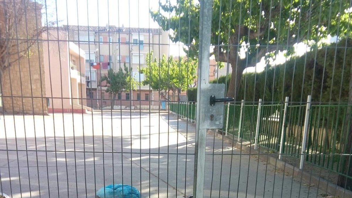 Denuncian suciedad y orines cerca de la entrada de la Escuela Torreforta