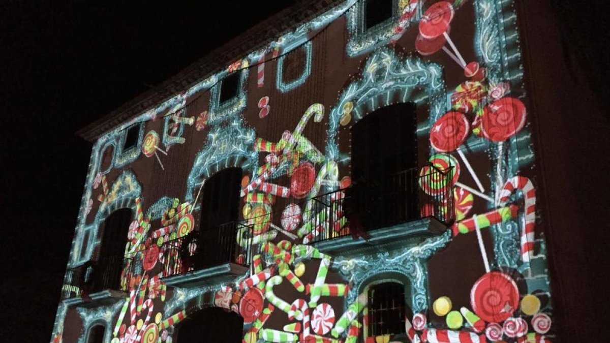 Un espectacular mapping da la bienvenida en Navidad en el Morell