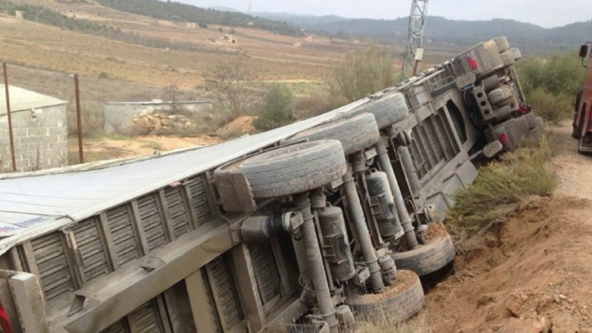 Un camionero queda atrapado en el interior del vehículo al volcar en Flix