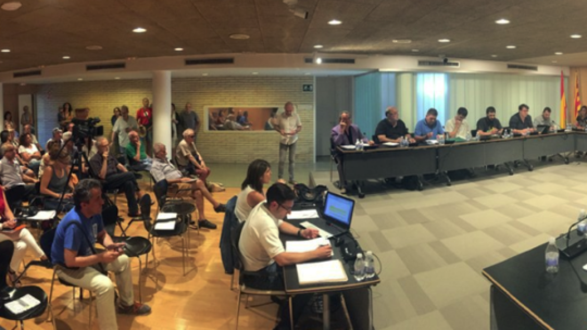 Calafell aprova cedir espais per l'1-O amb l'abstenció del PSC, que ostenta l'alcaldia
