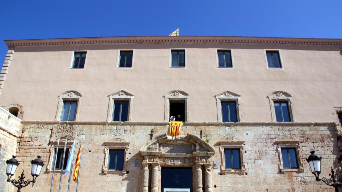 Un juez obliga al Ayuntamiento de Torredembarra a retirar la estelada y a colocar la bandera española