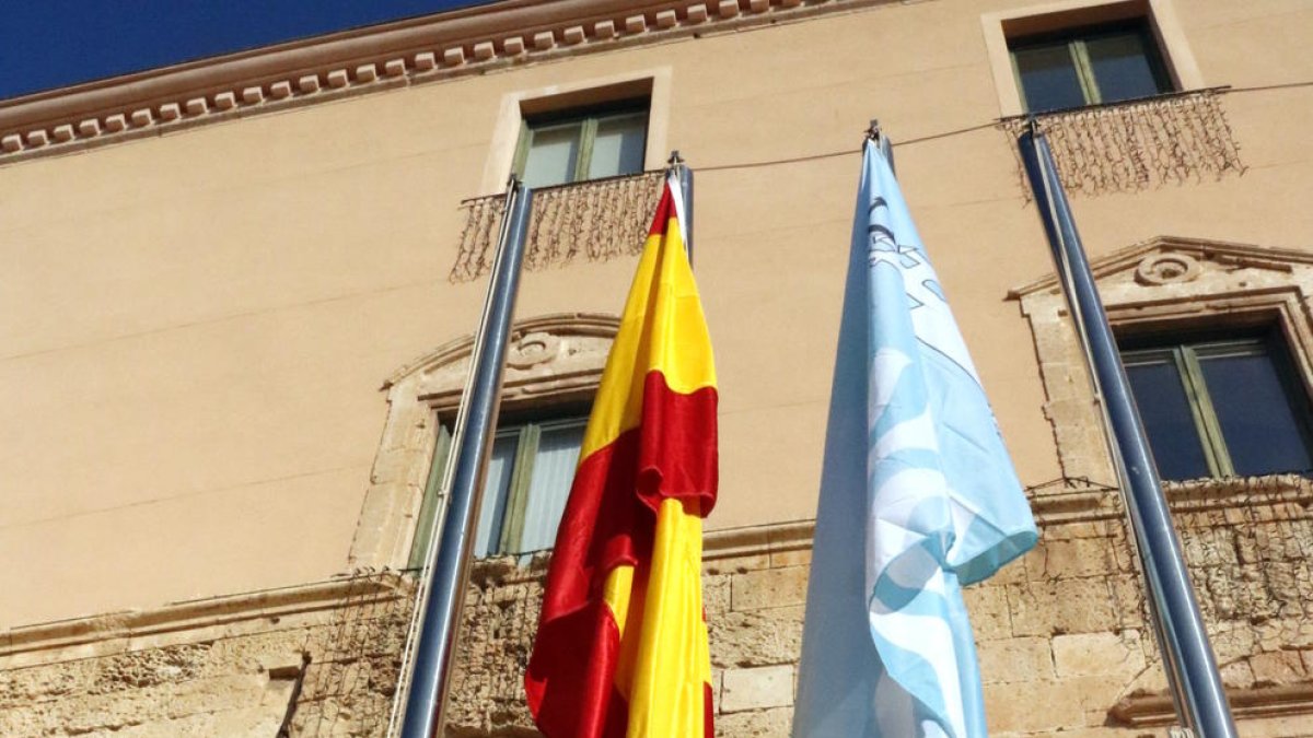 alcalde, estelada, fotografia, senyera, Eduard Rovira, Rei, espanyola, Ajuntament, Torredembarra, bandera, sentència