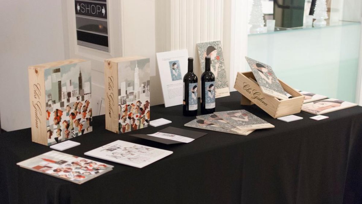 Caixes de vi pintades amb motius del territori arriben a Nova York