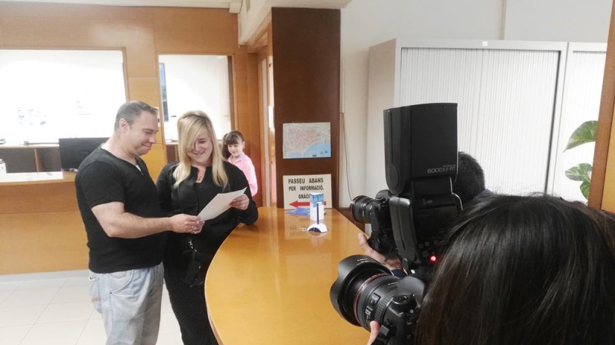 Una parella de Constantí inaugura el Registre de parelles estables de Catalunya a Tarragona
