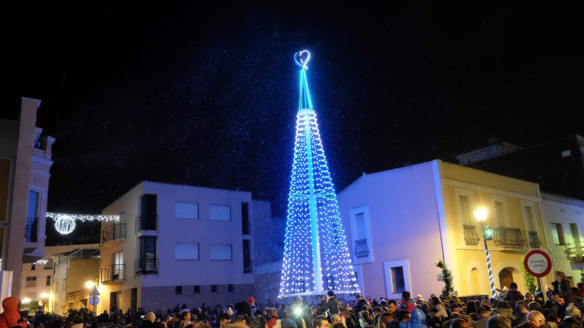 Los vecinos de La Pobla llenan la plaza de la Villa para dar la bienvenida en Navidad