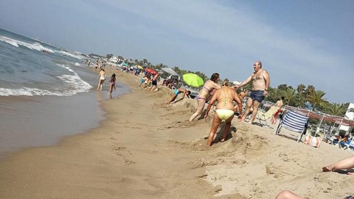 Lliuren 2.340 signatures reclamant solucions per la regresió de la platja