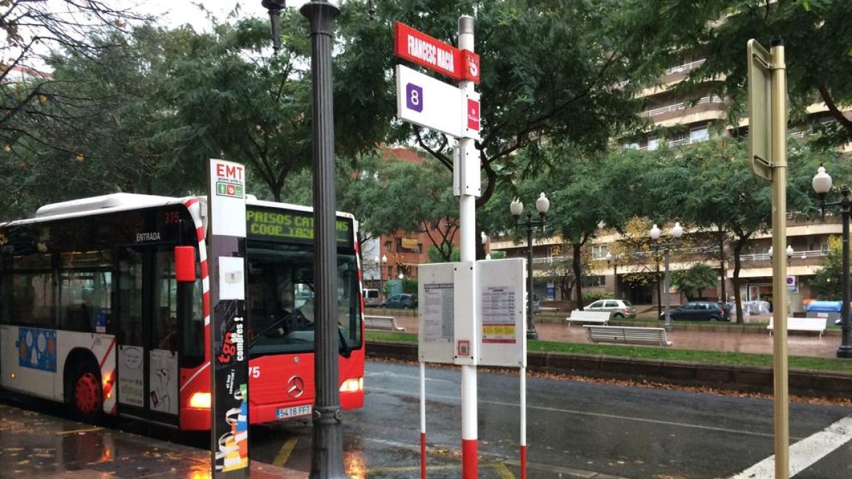 El EMT quiere mejorar su rapidez permitiendo el acceso al bus por la puerta central