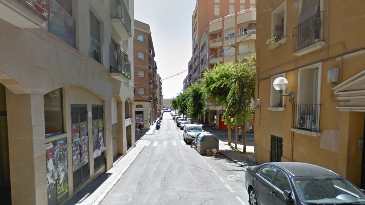 Roba una riñonera y amenaza con una navaja cuando intentan pararlo