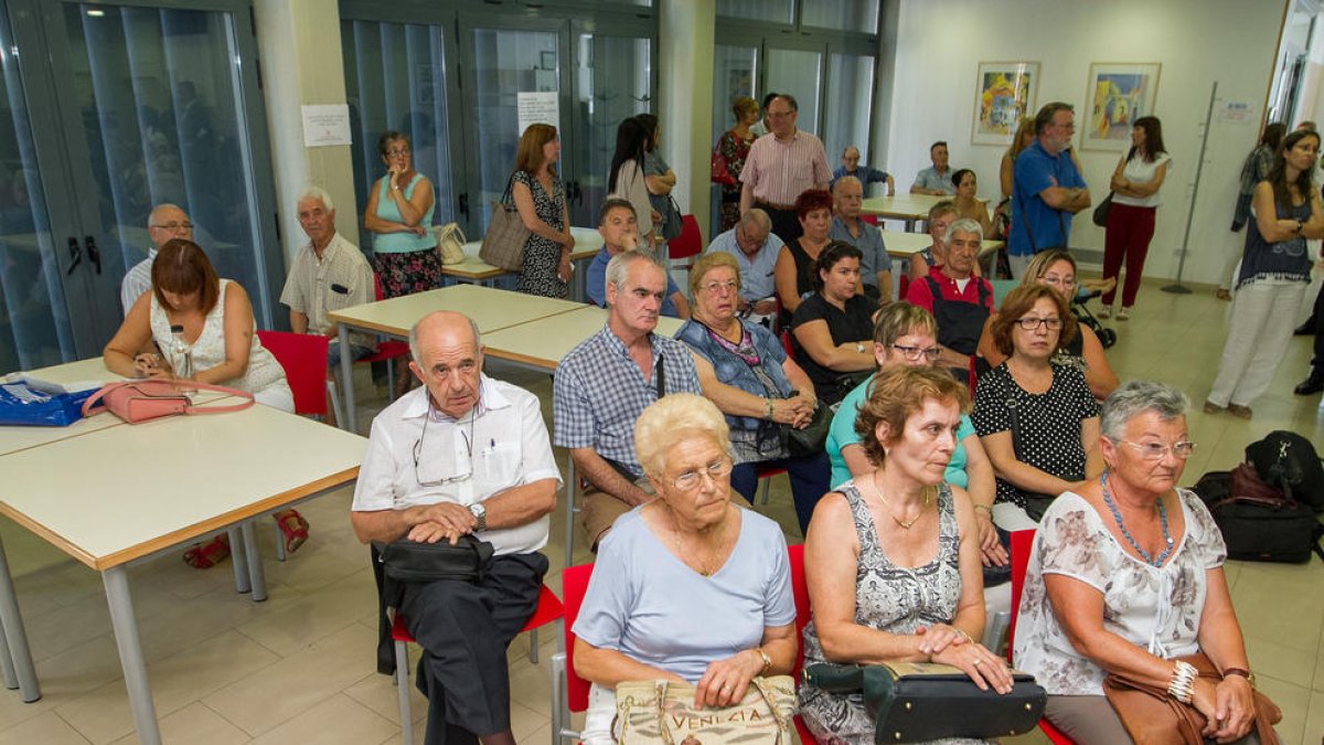 Perilla l'activitat de les associacions de la gent gran i l'esclerosis per la manca de voluntaris estables