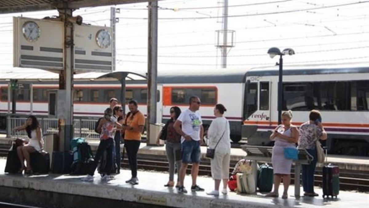 Renfe tiene un tren parado en Tarragona más de media hora porque una mujer no quería pagar el billete