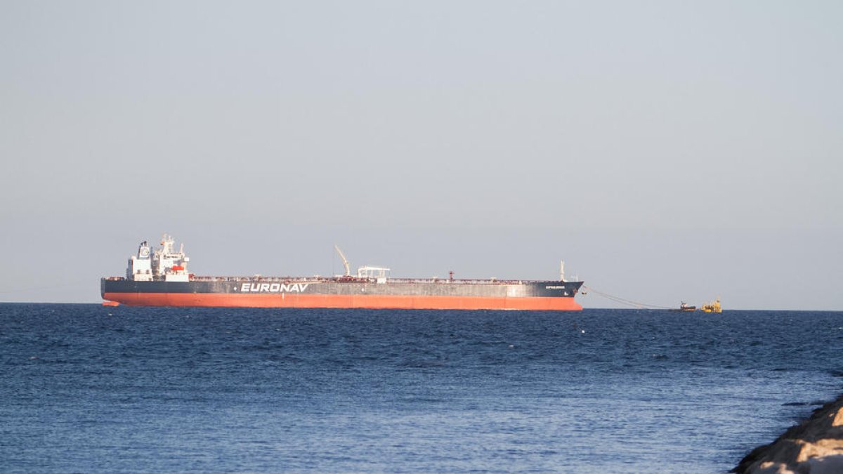 Finalizan las tareas de limpieza del vertido de fuel en el Port de Tarragona