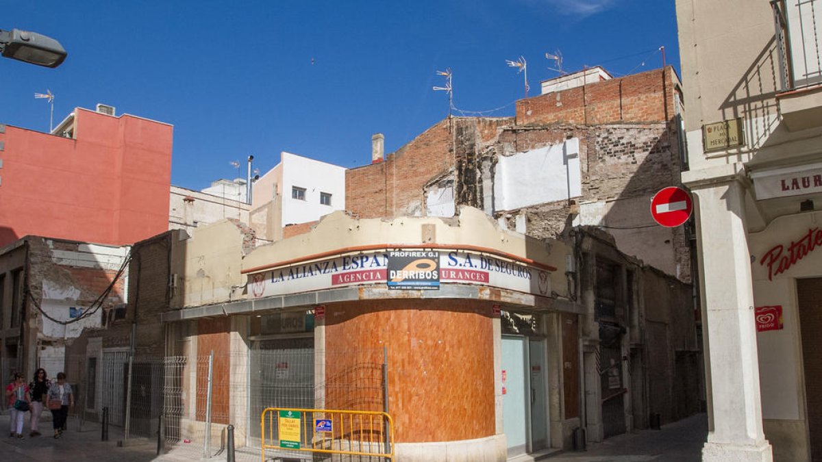Enderroquen dos immobles a tocar del Mercadal per construir pisos i oficines