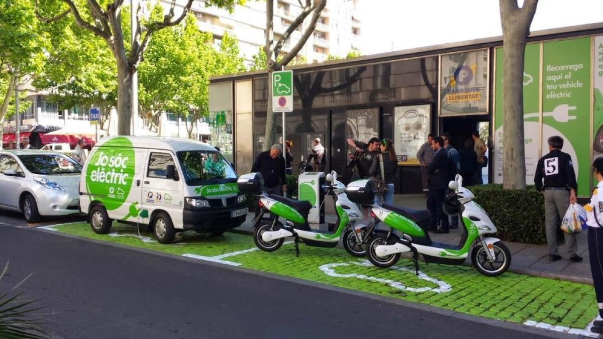 Los vehículos eléctricos tienen que pagar para estacionar a partir de este año