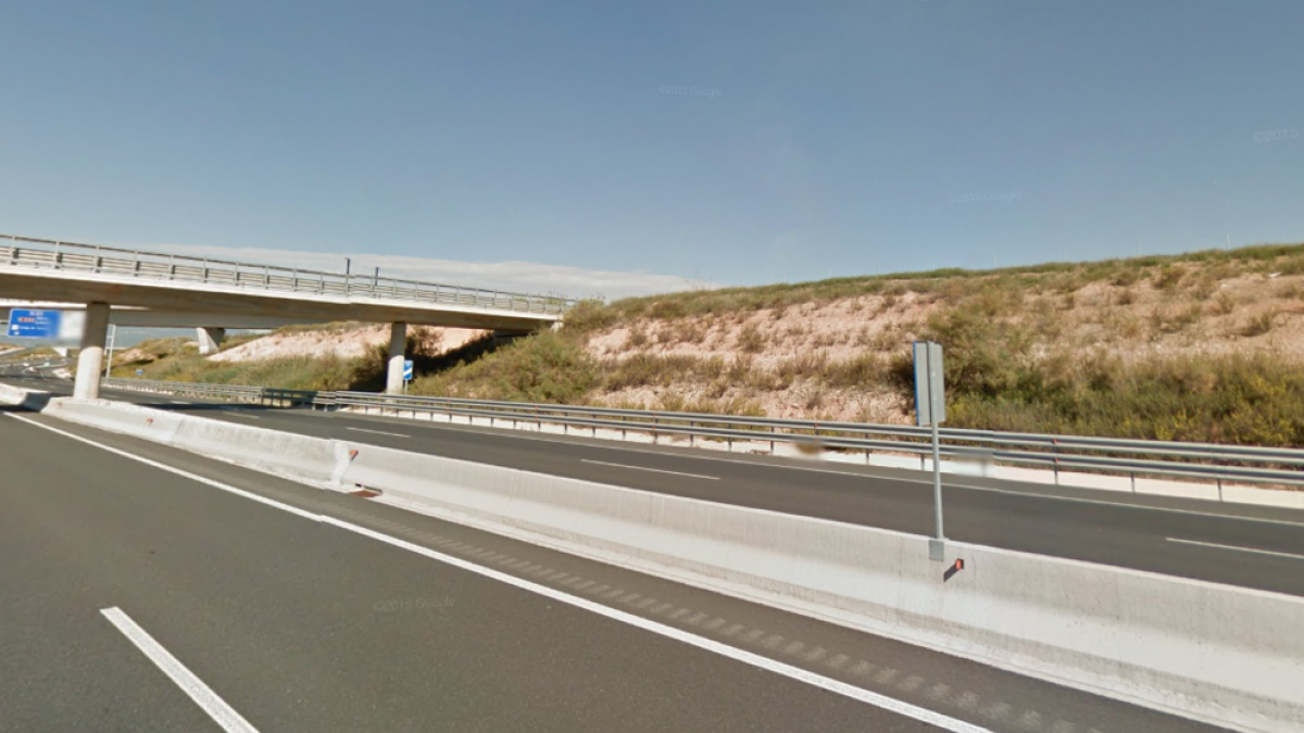 Dos ferits lleus en bolcar un camió a Constantí