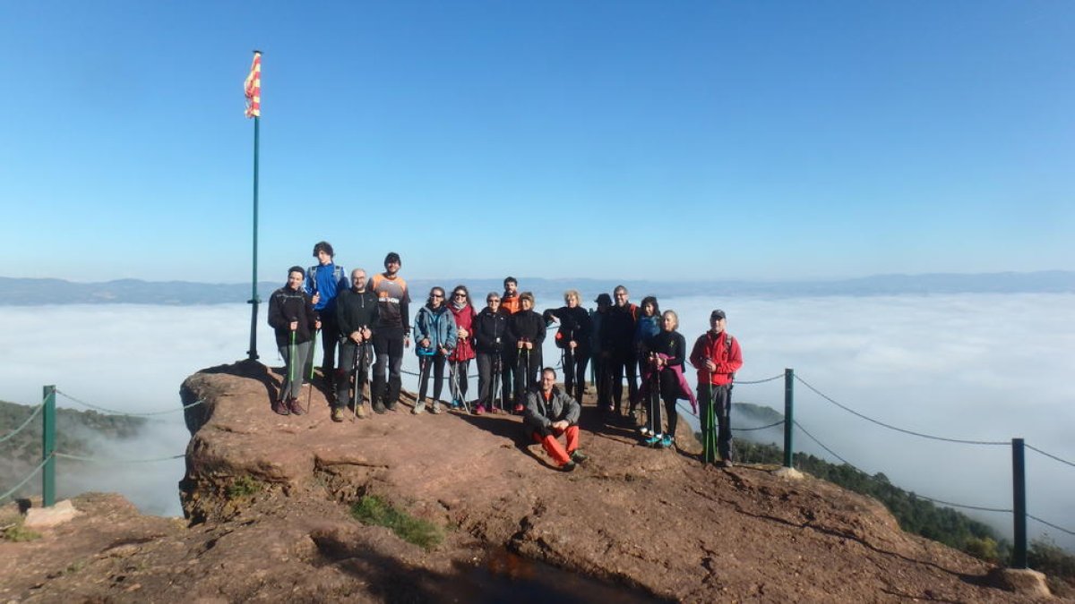 Una veintena de personas participan en la última marcha nórdica del año