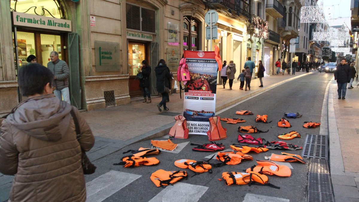 Armilles a la plaça Prim per tal de conscienciar sobre els refugiats