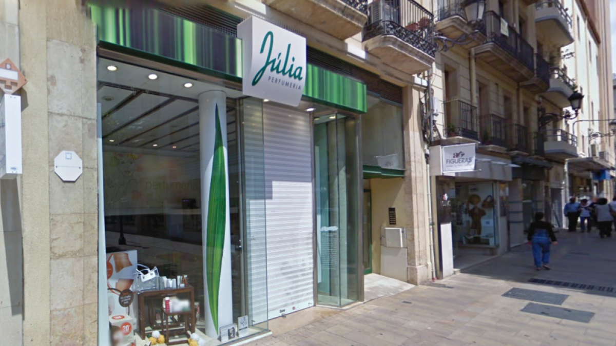 Un herido de gravedad después de caerle a encima una placa del techo de la perfumería Julia