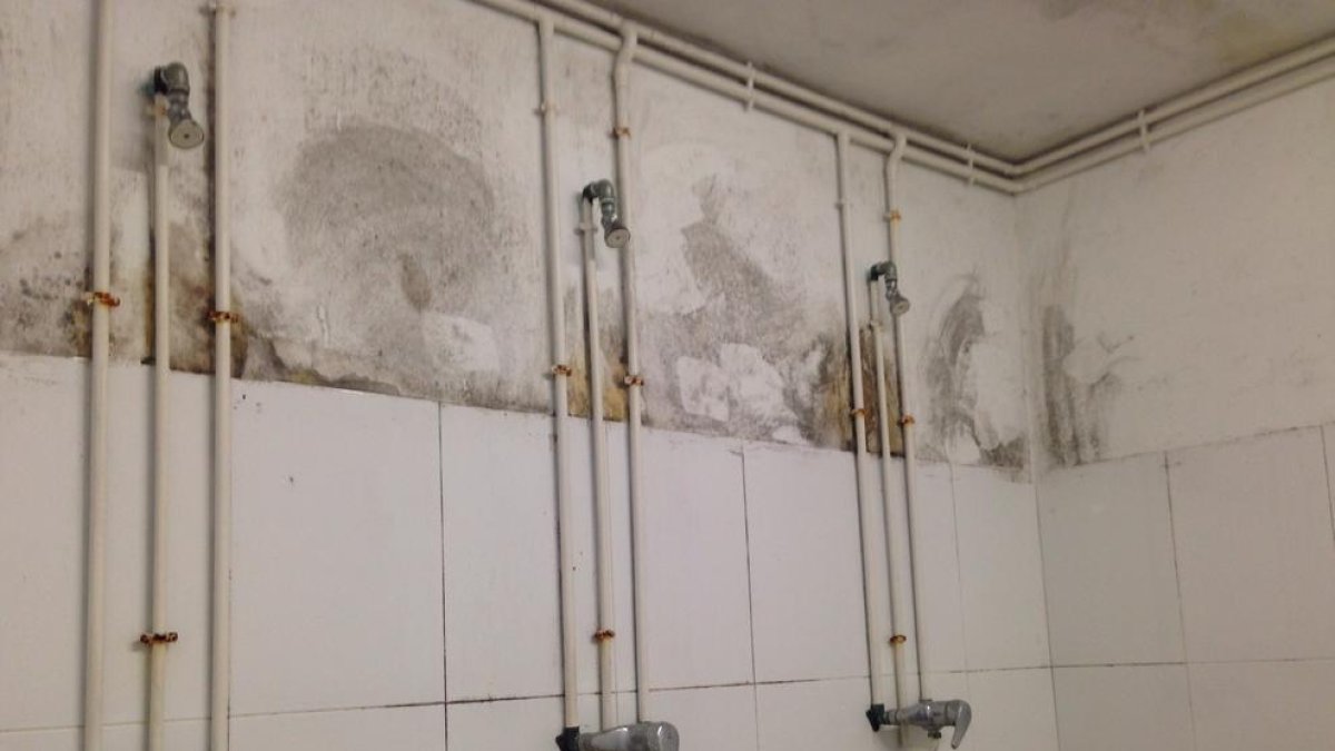 Els camps de futbol de Tarragona estan en un estat pèssim