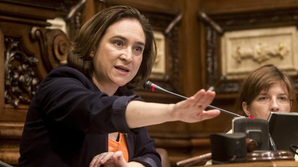 Colau vol convèncer a Sánchez de presentar una moció de censura