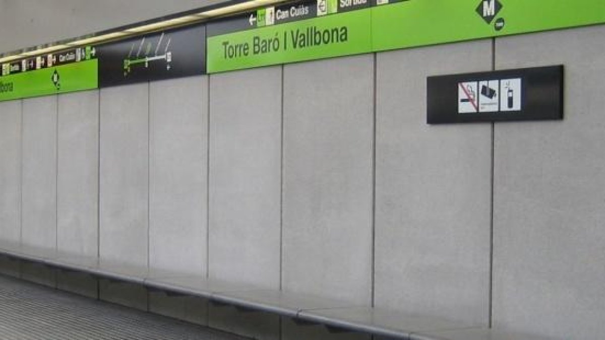 Un gos demana auxili per l'intèrfon en quedar-se atrapat a l'ascensor del metro de Barcelona