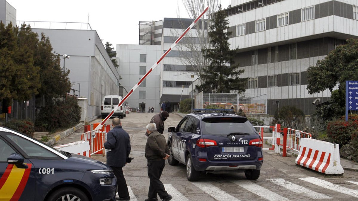 Moren un home i el seu bebè en llançar-se per una finestra d'un hospital de Madrid