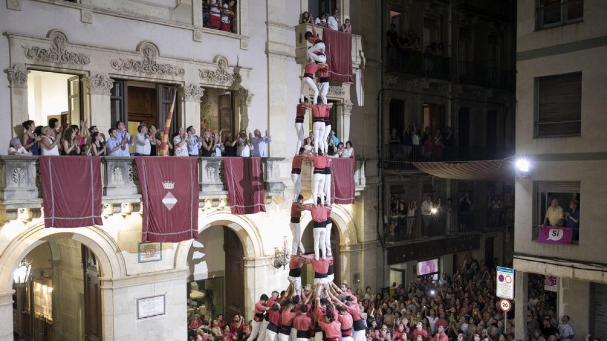 La plaça del Blat espera el 3 de 10 emmanillat i castells sense folre per Firagost a Valls