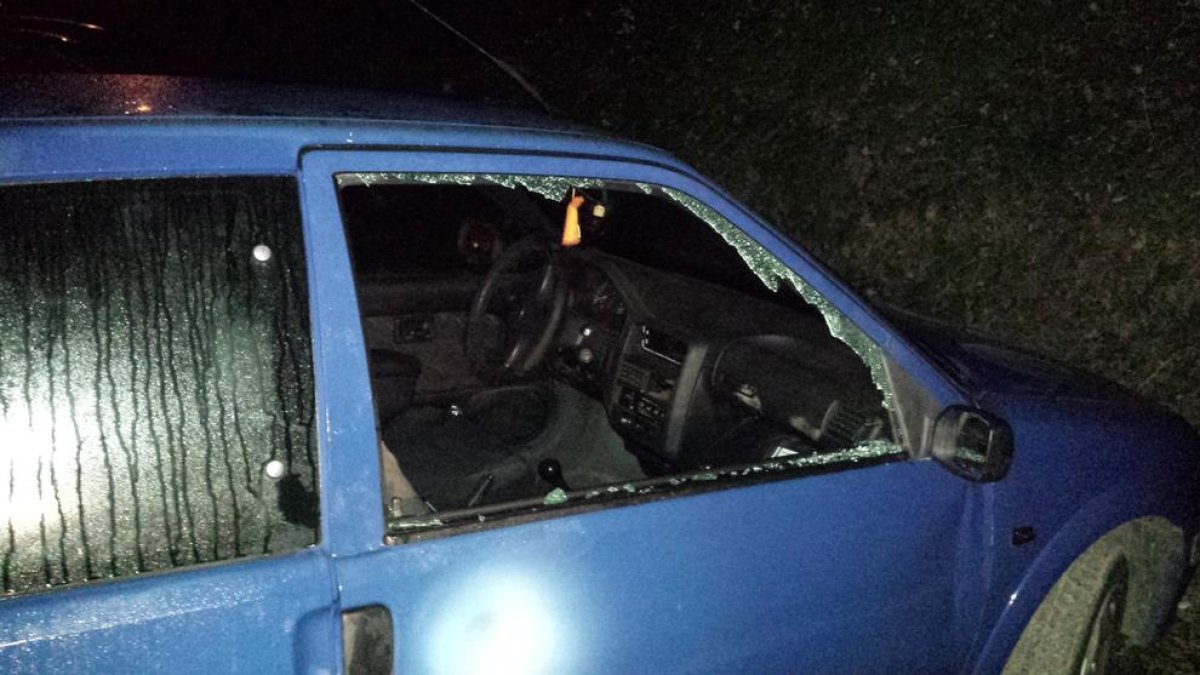 Intenta escapar-se després de robar amb força a tres vehicles i el troben entre matorrals