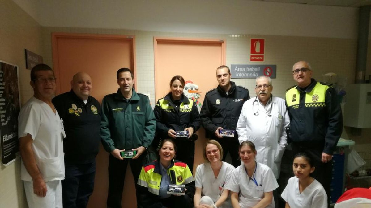 Los cuerpos policiales visitan a los niños ingresados en el Hospital del Vendrell