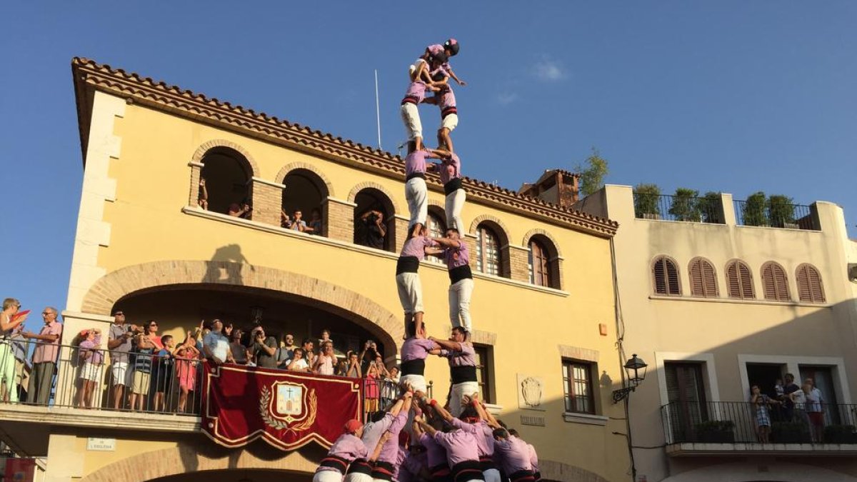 Vilallonga veu dos castells de nou pisos de la Colla Jove i la Colla Vella
