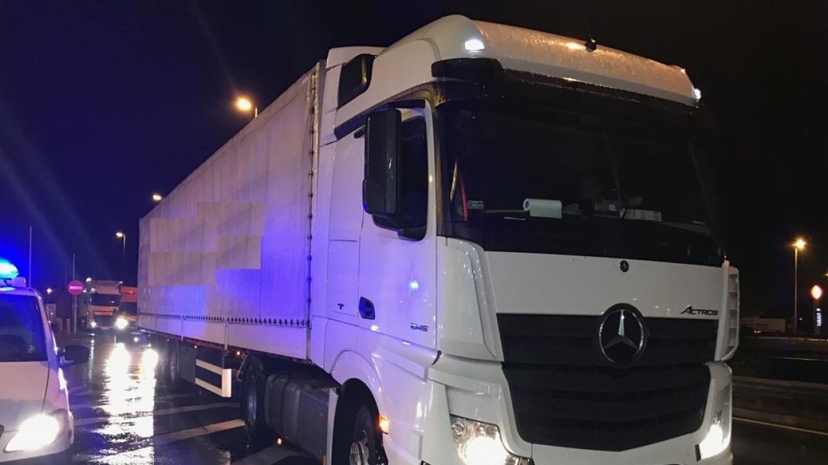 Detingut un camioner begut que intentava entrar a l'AP-7 en contra direcció