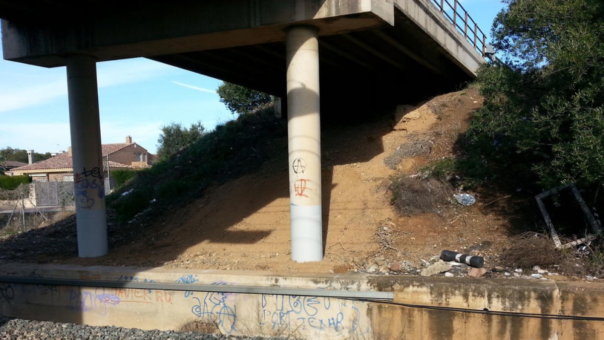L'Ajuntament de Cambrils repara els pilars del pont de Cambrils Badia